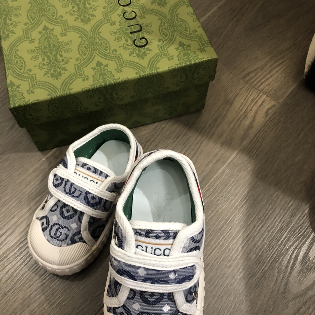 Children's shoes child